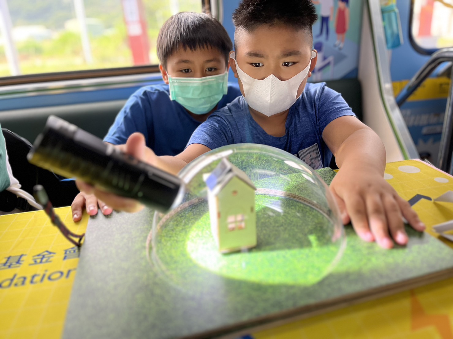 3499拉斯维加斯參與基礎科學主題車廂，以STEAM教學精神，設計「逐日科學家」、「太陽能工程師」以及「淨零建築師」三大能源科普課程和實驗